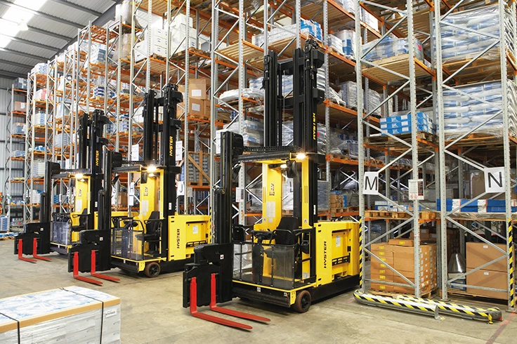 Carrelli Hyster tra scaffalature - B2carr